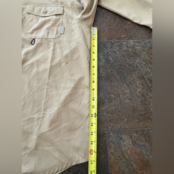 Men’s khaki Columbia long sleeve with Omni shade fishing shirt. Size medium - Picture 11 of 12